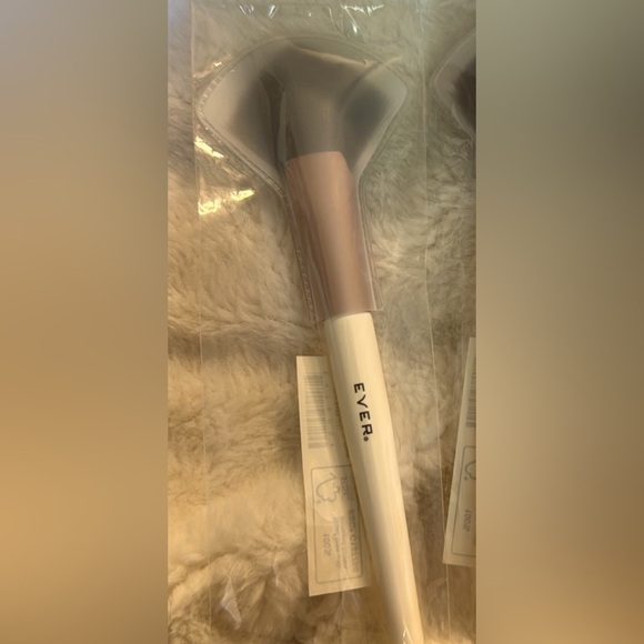 Ever Beauty Multipurpose Hypoallergenic Brush - Picture 6 of 6